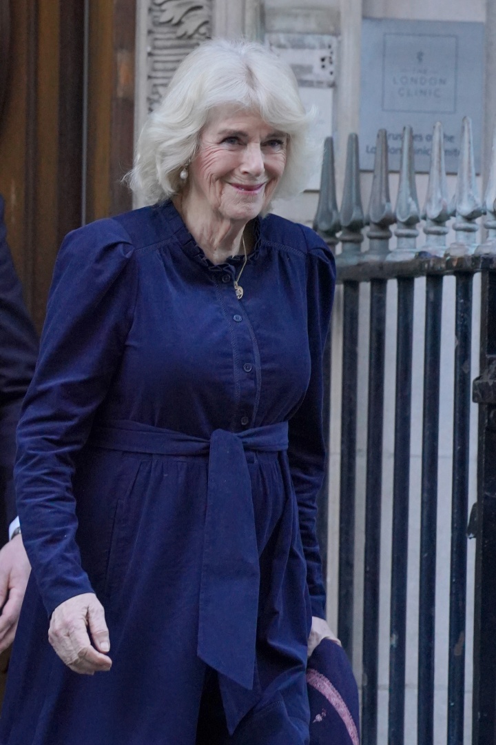 Camilla permanece ao lado de Carlos III