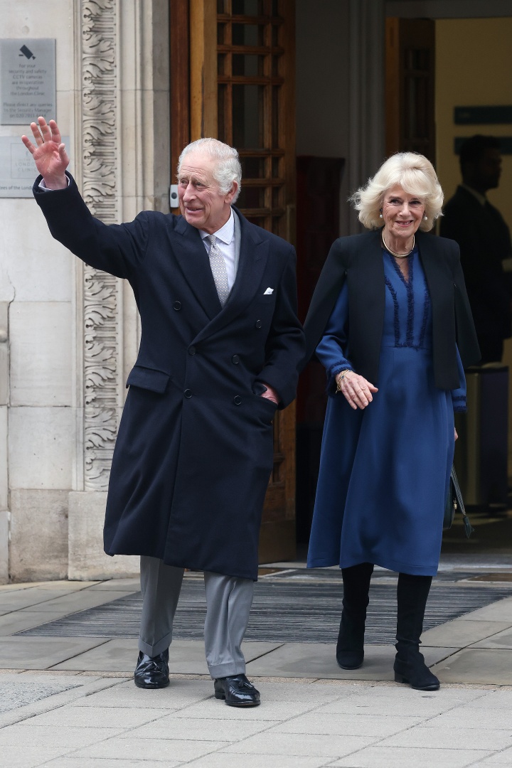 Ao lado de Camilla, Carlos III abandona o hospital e regressa a casa