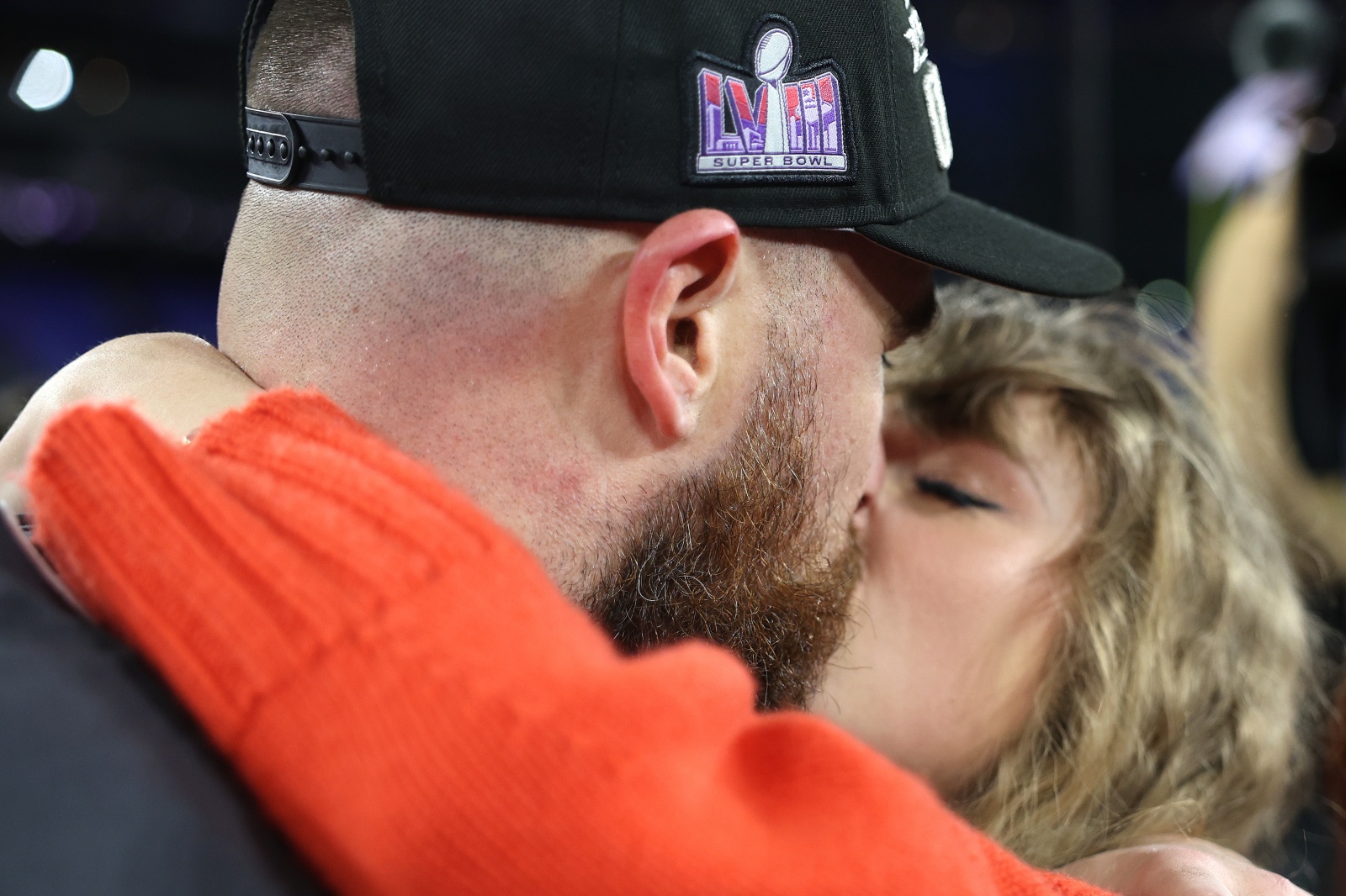 Taylor Swift e Travis Kelce beijam-se pela primeira vez em público