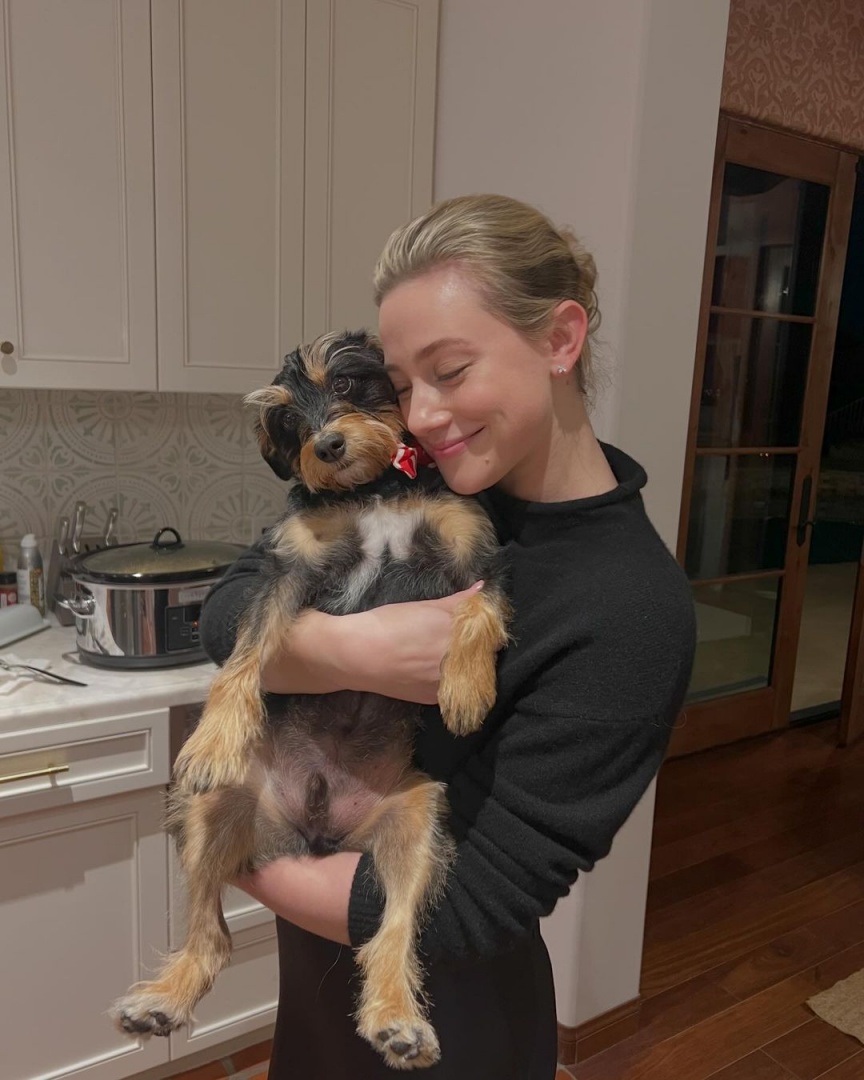 Lili Reinhart com o cão, Milo
