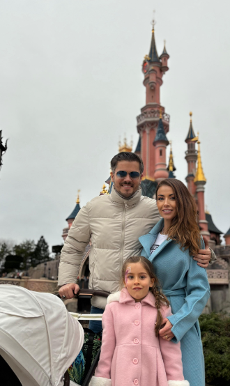 Laura Figueiredo e Mickael Carreira levam os filhos à Disneyland
