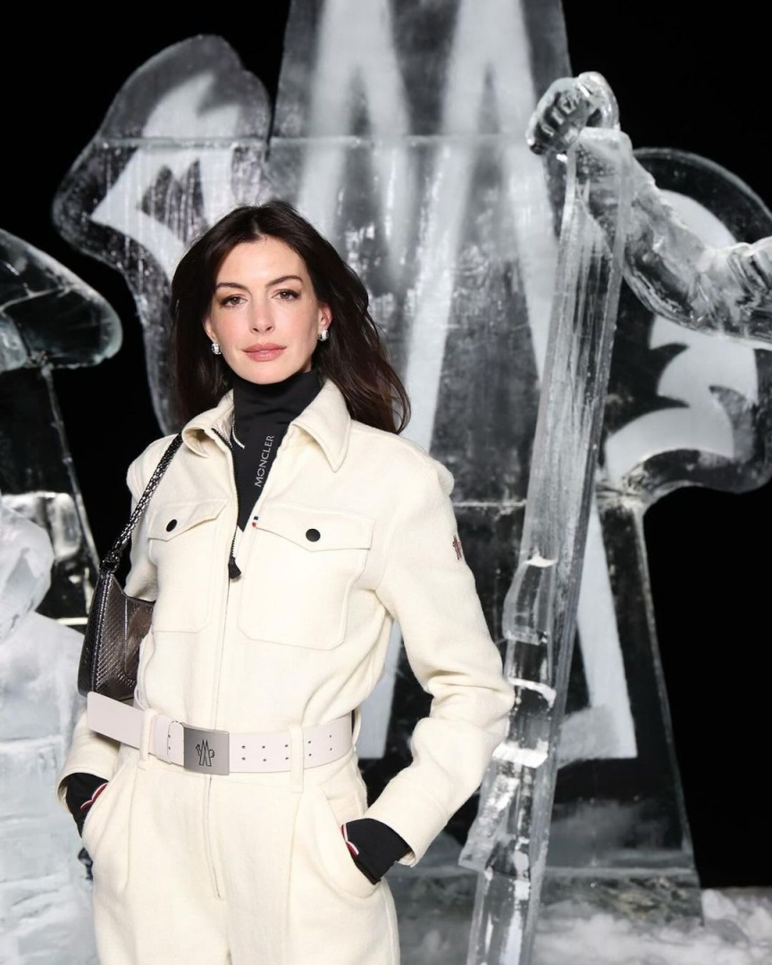 Anne Hathaway veste-se a rigor para o desfile Moncler