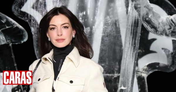 Anne Hathaway veste-se a rigor para o desfile Moncler