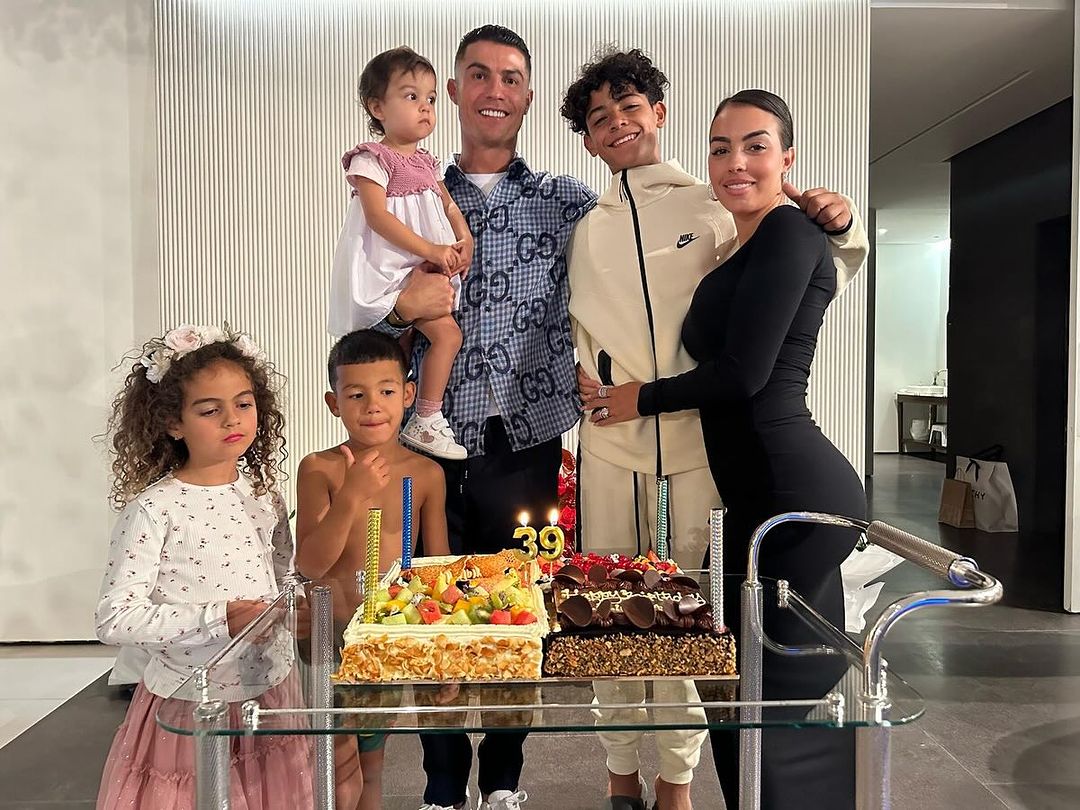 Cristiano Ronaldo celebra 39 anos em família e de forma simples 