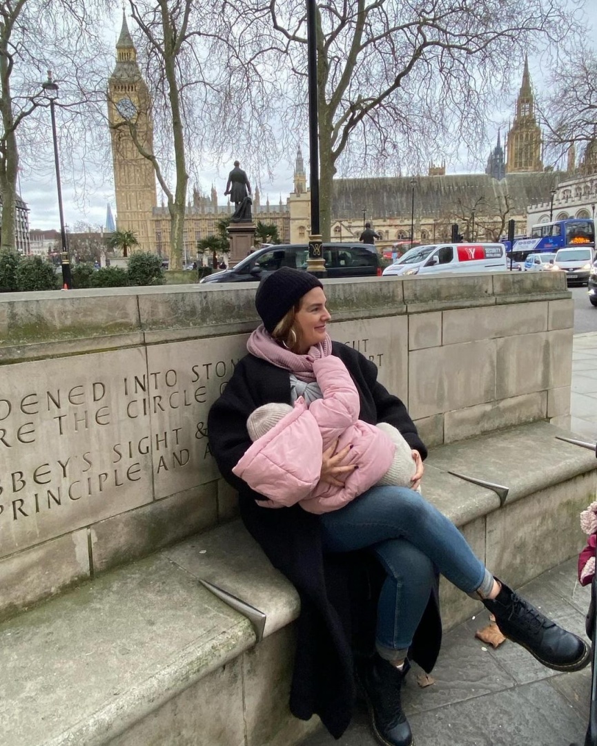 Leonor Seixas amamenta a filha perto do Big Ben, em Londres 

