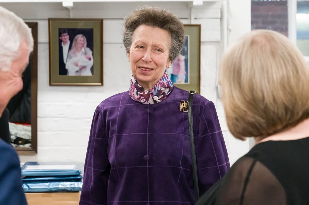 Princesa Ana usa casaco de Isabel II, guardado há 18 anos