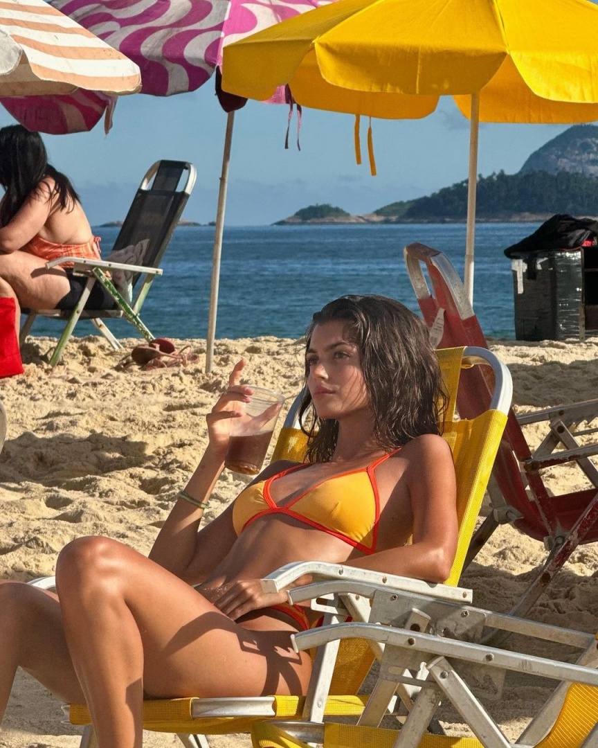 Francisca Cerqueira Gomes dá nas vistas na praia no Rio de Janeiro