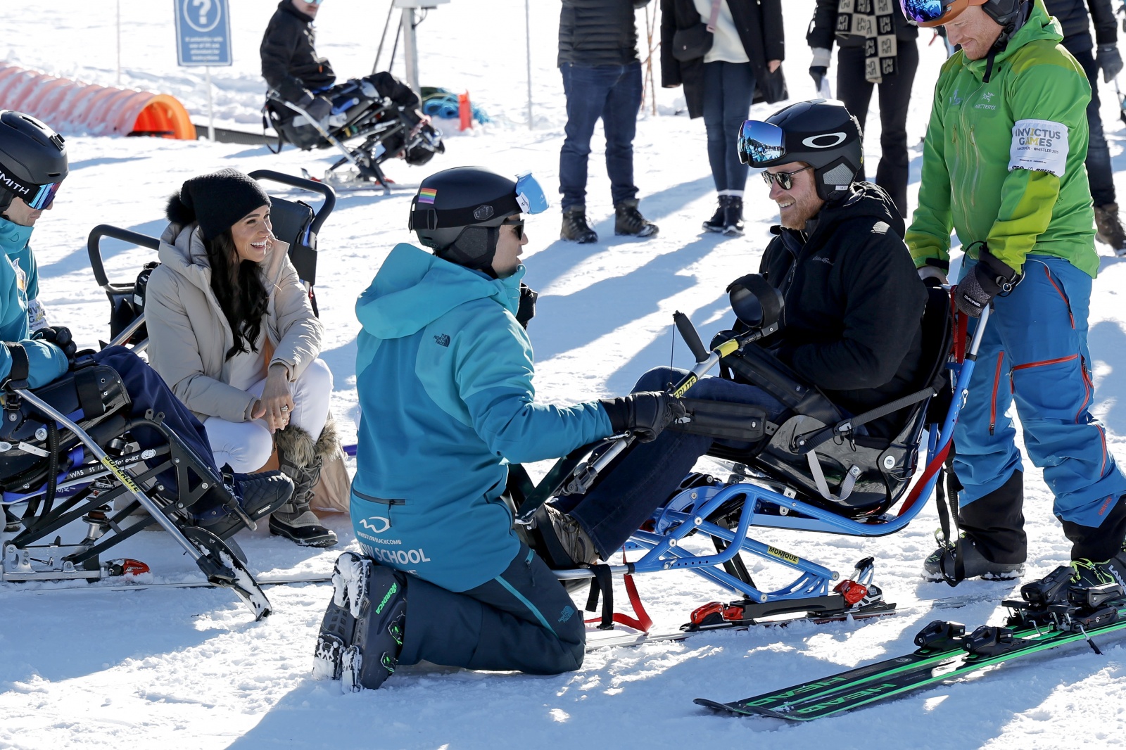 Harry experimenta cadeira de ski adaptado
