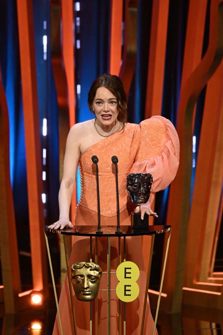 Emocionada, Emma Stone dedica prémio à mãe