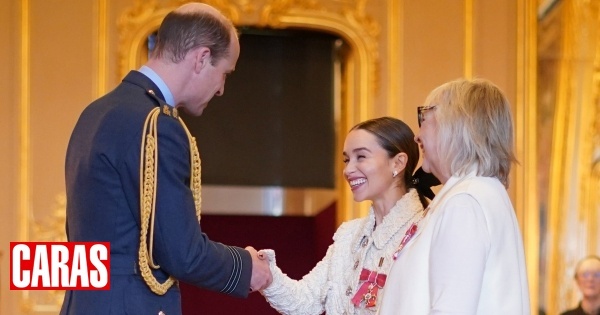 Príncipe William condecora atriz Emilia Clarke, protagonista de 