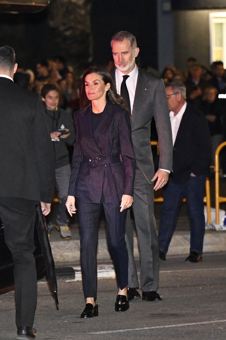 Letizia e Felipe VI confortam vítimas do incêndio de Valência