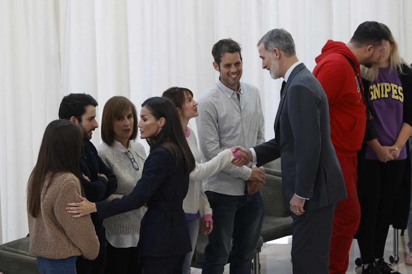 Letizia e Felipe VI confortam vítimas do incêndio de Valência