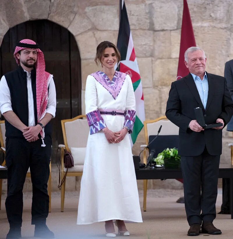 A elegância de Rania num vestido étnico