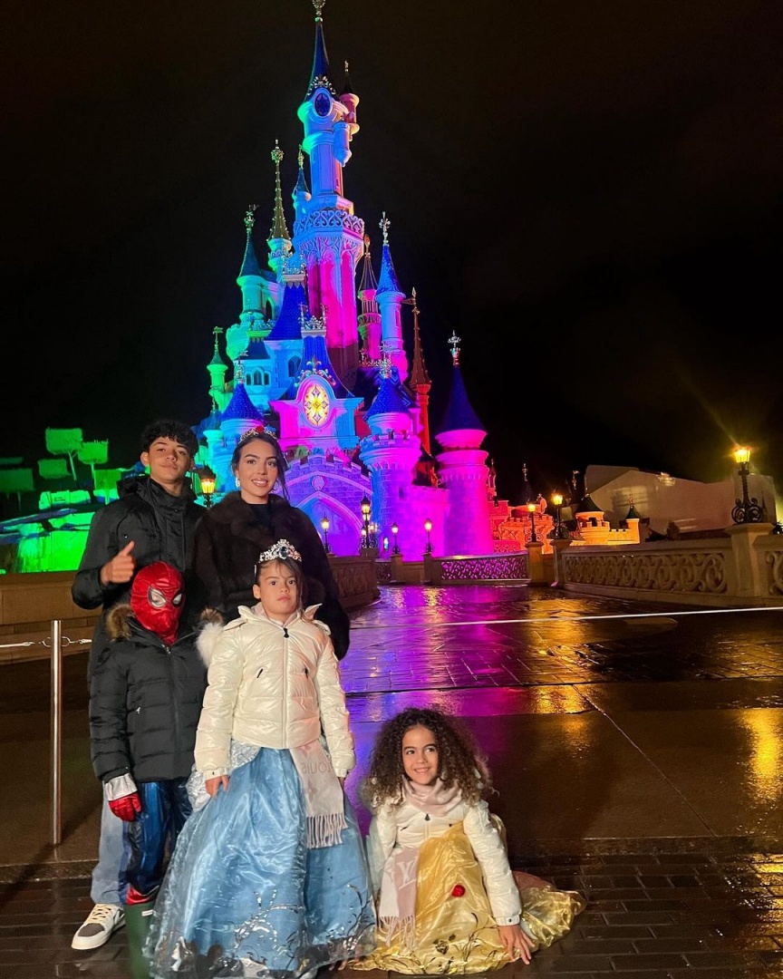 Georgina e os filhos deslumbrados com a Disneyland Paris
