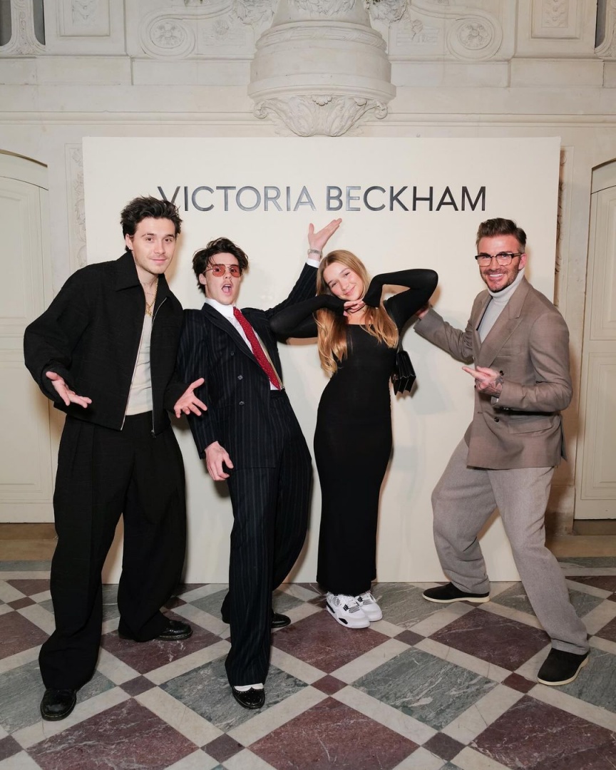 Victoria Beckham apresenta nova coleção em Paris com o apoio da família.