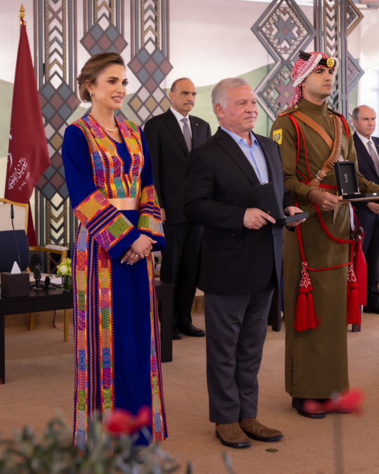 Rania da Jordânia aposta de novo num "look" étnico