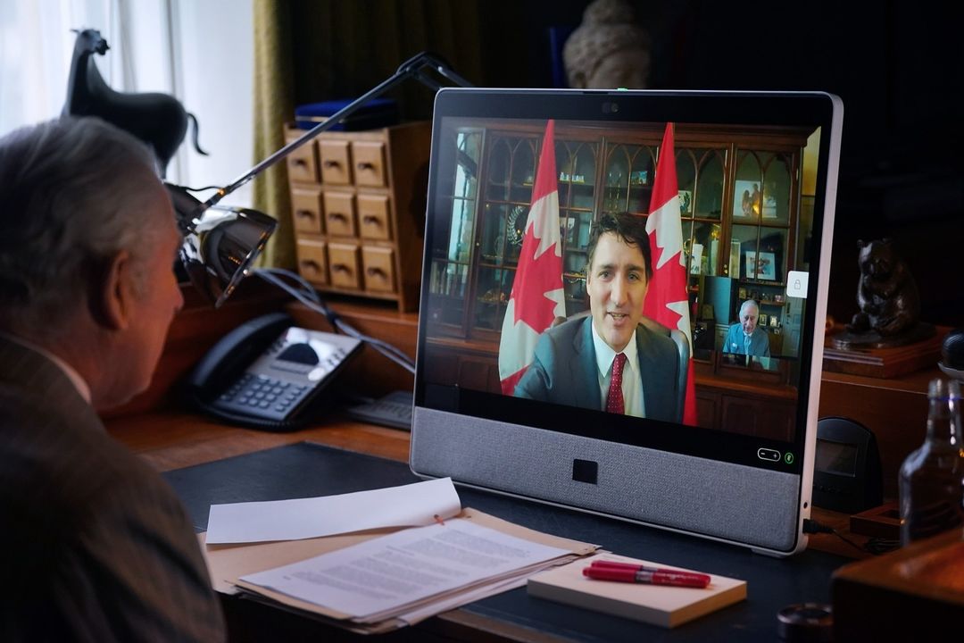 Em teletrabalho, Carlos III reúne com o primeiro-ministro canadiano Justin Trudeau