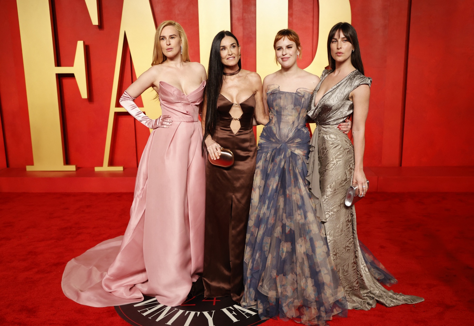 Demi Moore diverte-se em Hollywood na companhia das "irmãs" mais novas