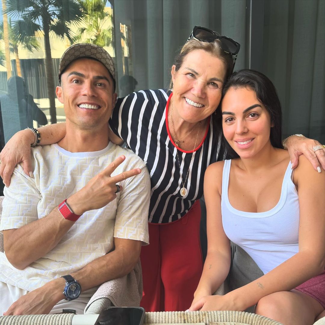 Fotografias de Georgina com as irmãs e a mãe de Ronaldo parecem pôr fim a rumores de desentendimento
