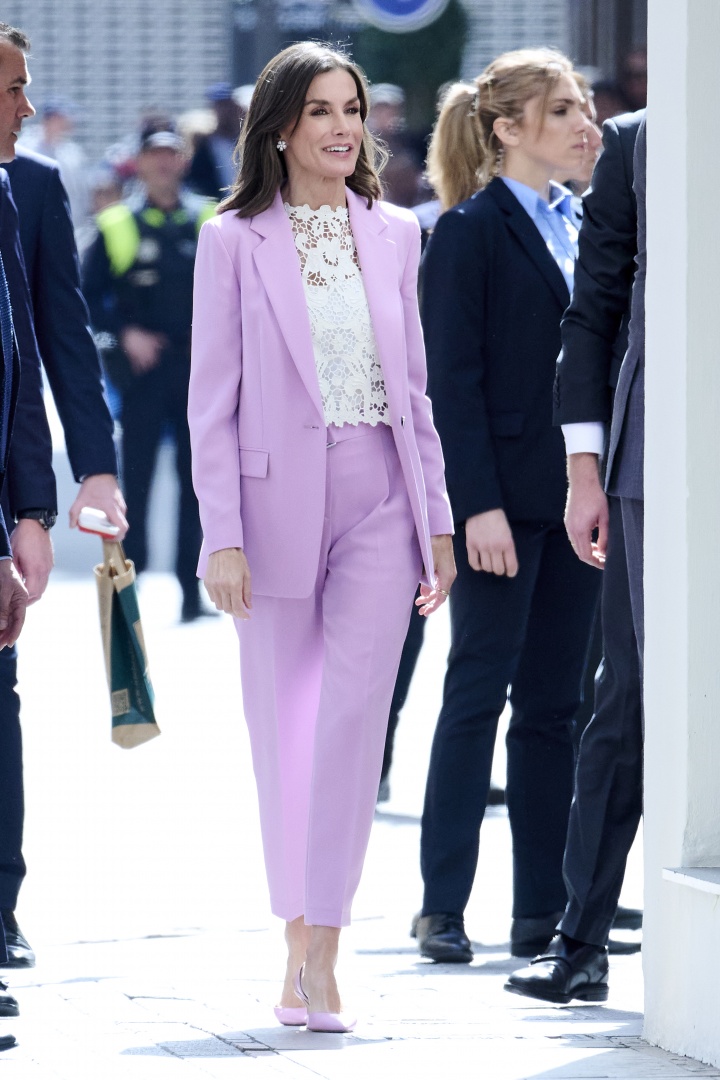 A dias do início da primavera, Letizia recupera fato em rosa, a sua cor preferida da estação