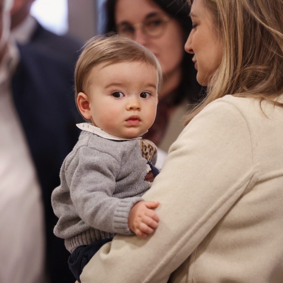 Filho mais novo dos grãos-duques Stéphanie e Guillaume encanta em visita com os pais