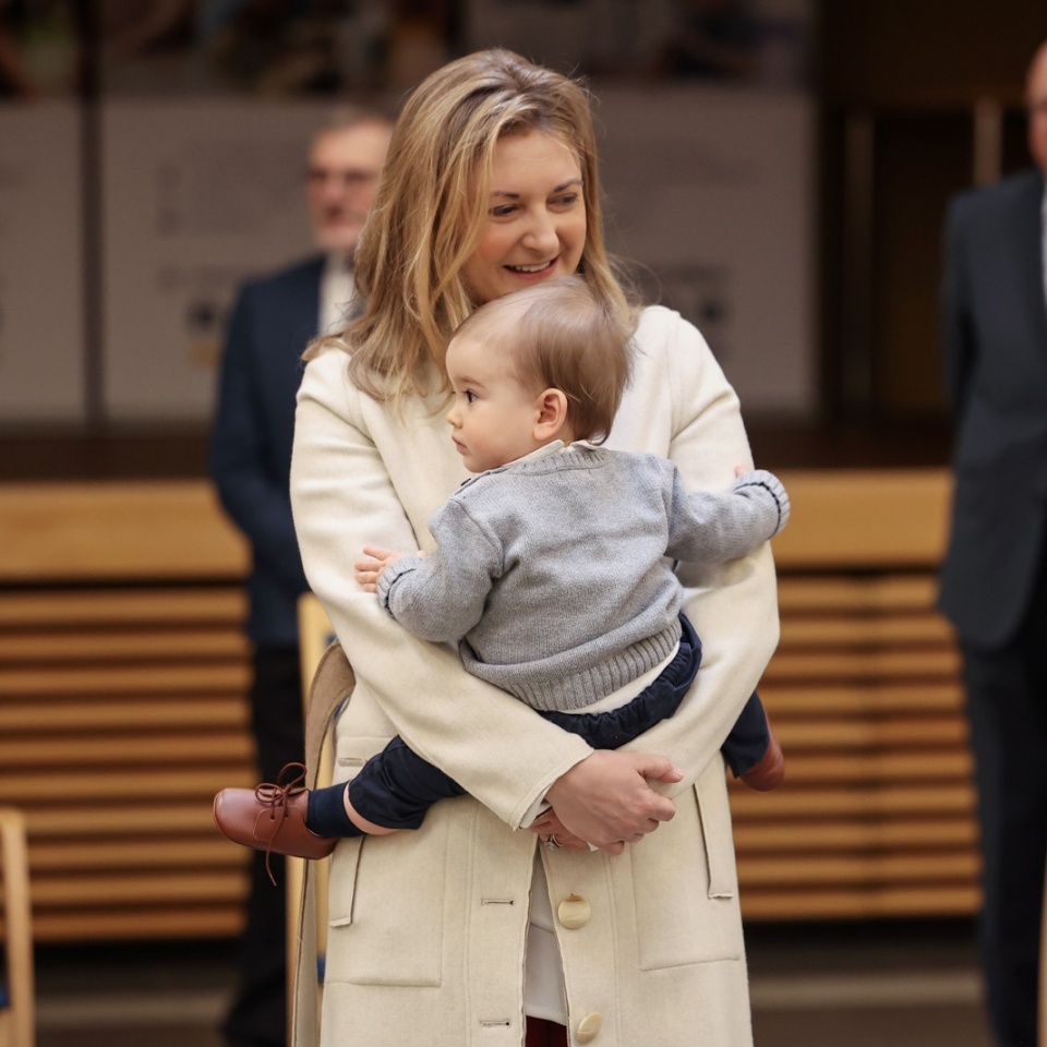 Filho mais novo dos grãos-duques Stéphanie e Guillaume encanta em visita com os pais