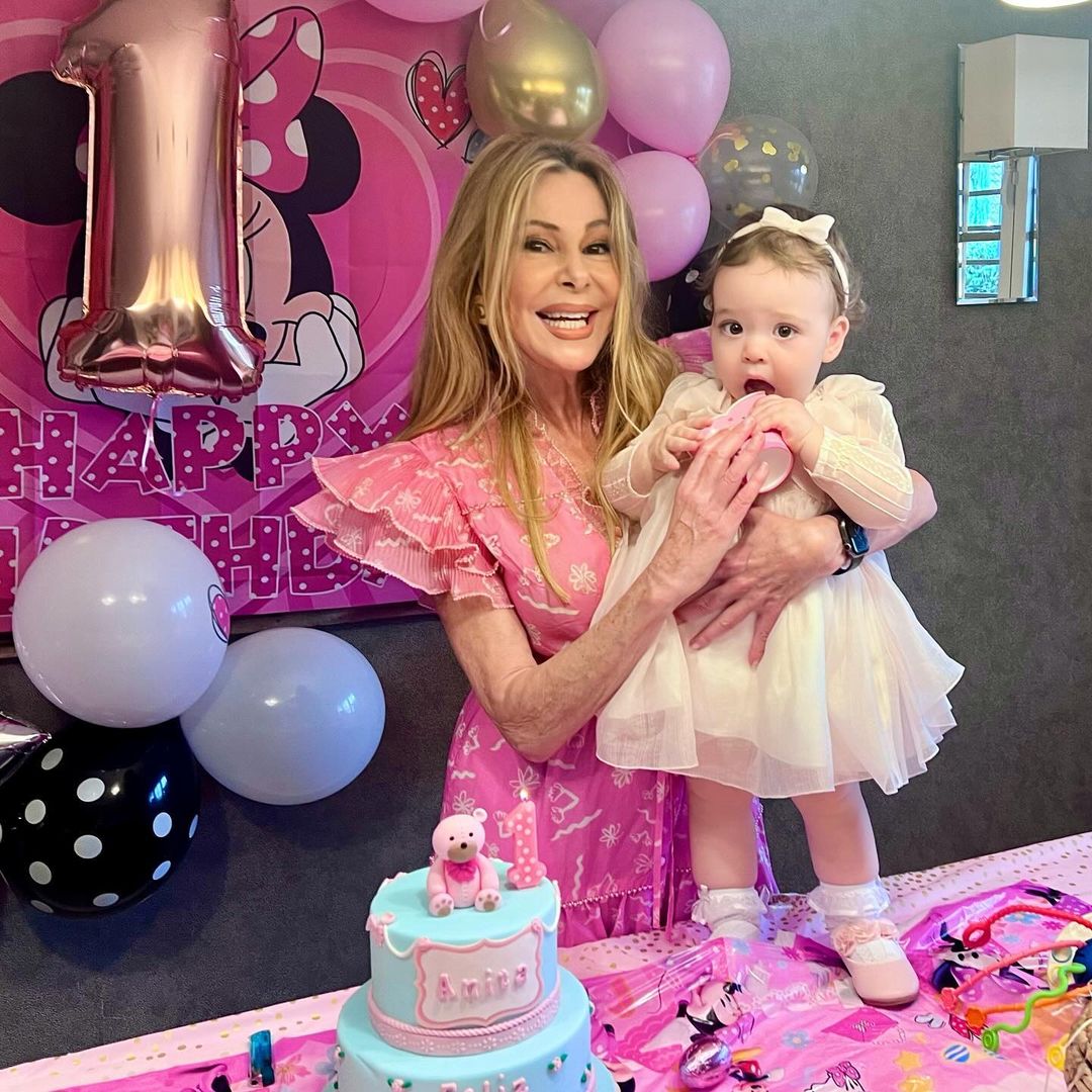Ana Obregón festeja o primeiro aniversário da neta
