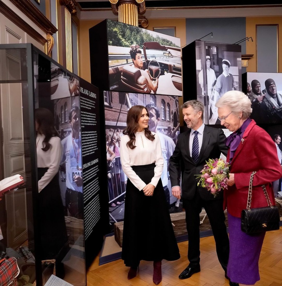 Mary e Frederico X inauguram exposição sobre o novo rei da Dinamarca