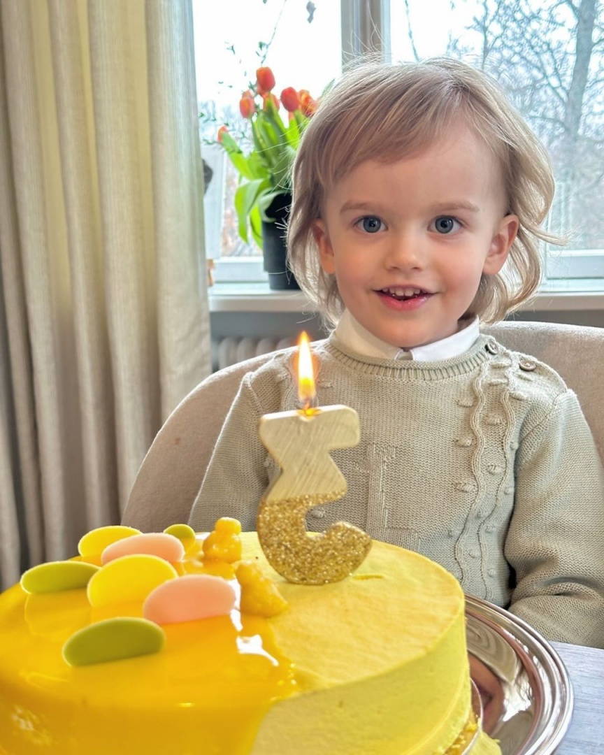 Carl Philip e Sofia da Suécia celebram o terceiro aniversário do filho, Julian