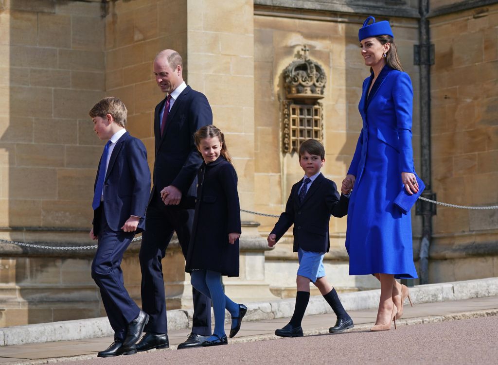 William e Kate juntamente com os filhos, George, Charlotte e Louis na missa de Páscoa em 2023
