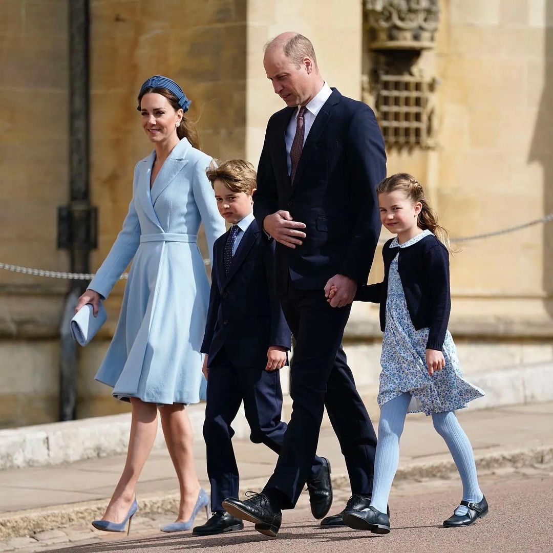 William e Kate juntamente com os filhos, George e Charlotte na missa de Páscoa em 2022
