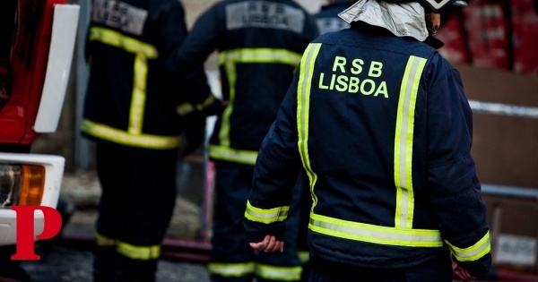 Incêndio no Solar dos Presuntos, em Lisboa, causa dez feridos ligeiros