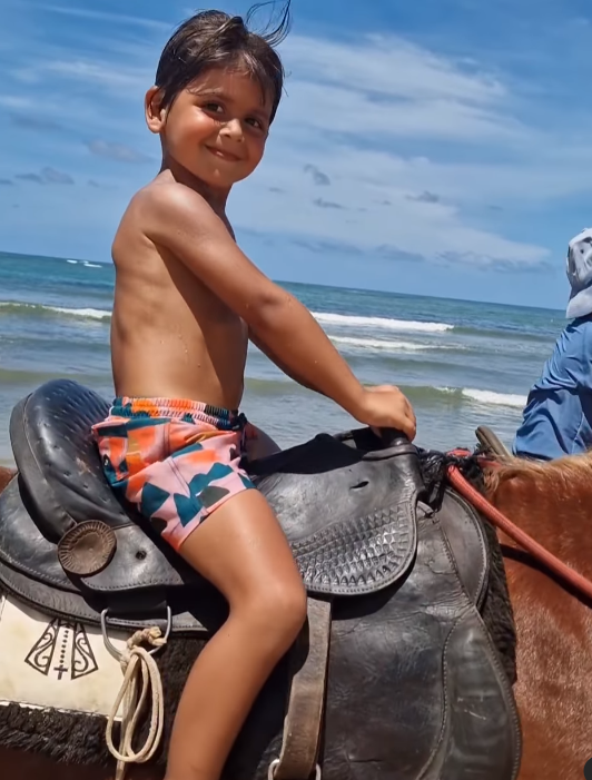 Eduardo passeia a cavalo na praia
