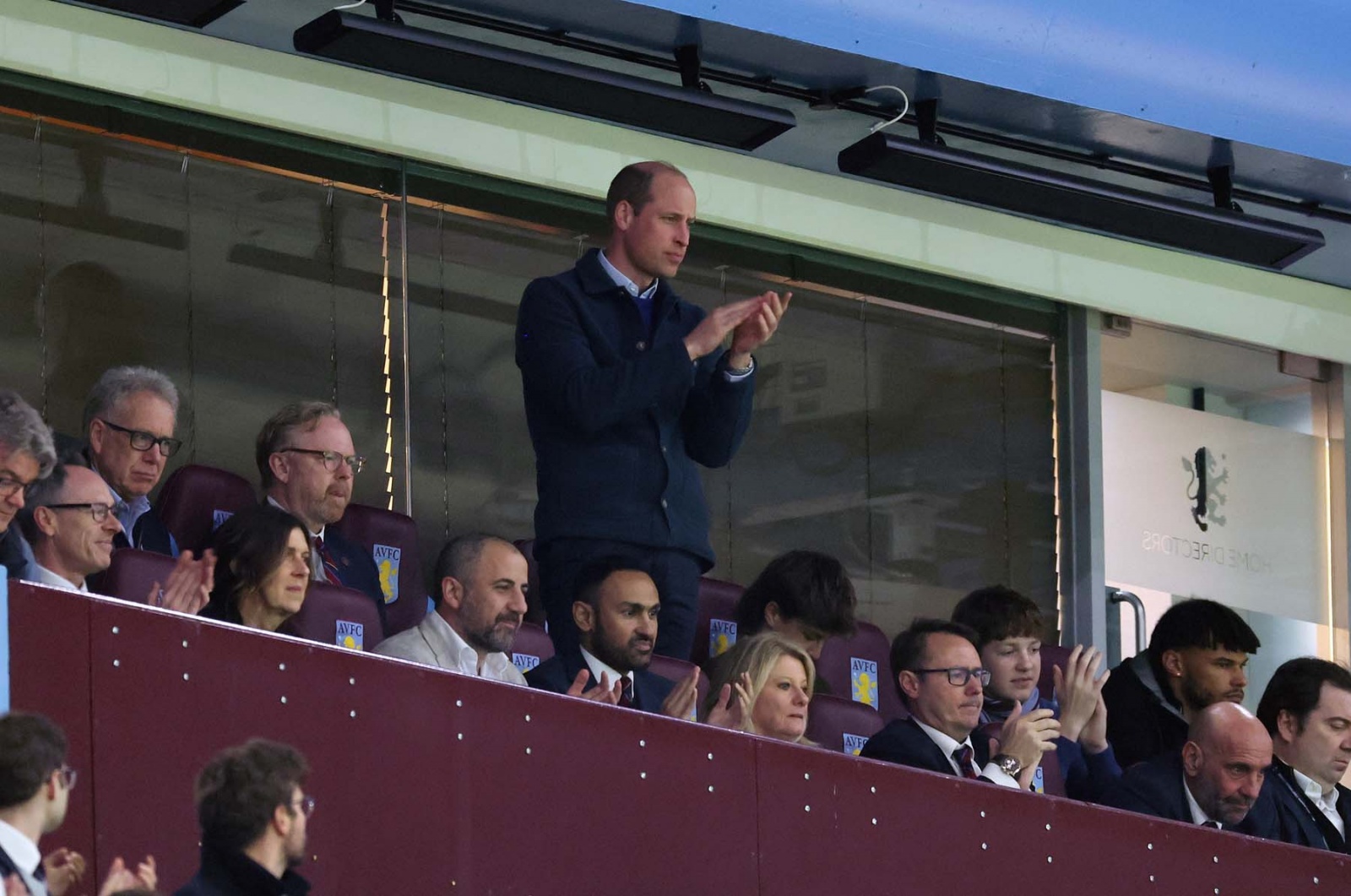 Ao lado do pai, príncipe George reaparece em público depois do diagnóstico de cancro de Kate