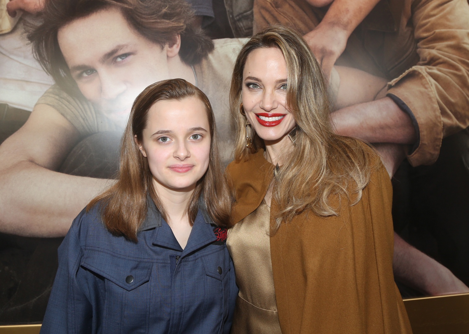 Ao lado dos filhos, Angelina Jolie estreia musical na Broadway