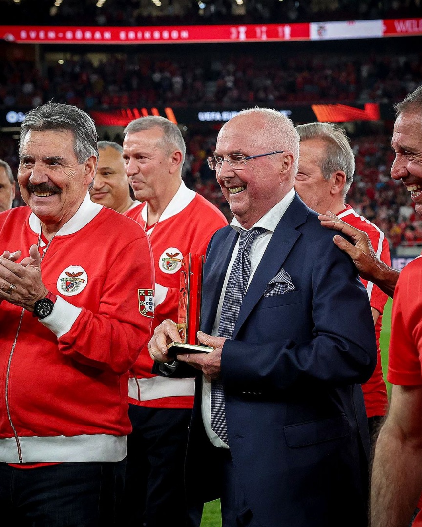 A lutar contra um cancro, Sven-Göran Eriksson foi homenageado na Luz