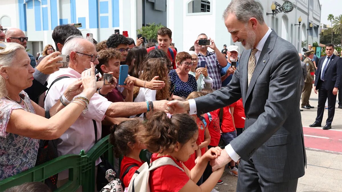 Criança belisca Felipe VI durante visita