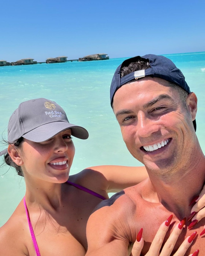 Georgina e Cristiano Ronaldo apaixonados na praia