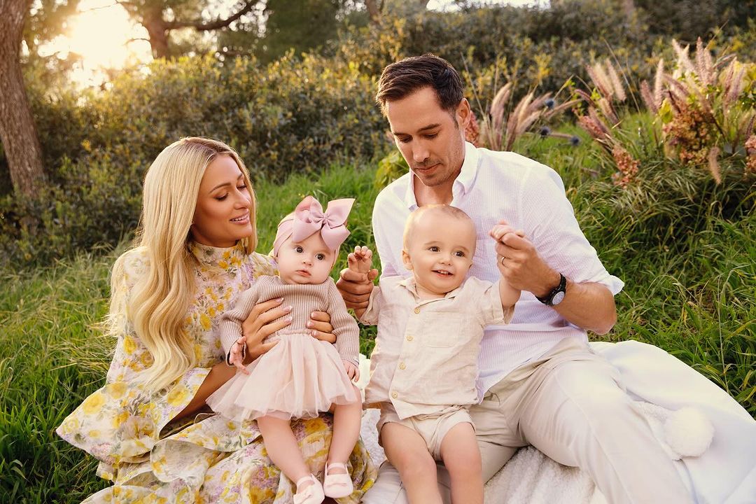 Paris Hilton com o marido e os dois filhos
