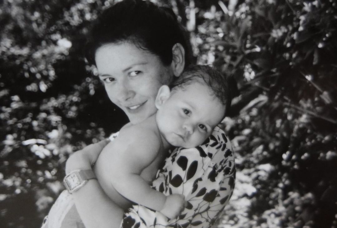 Catherine Zeta-Jones assinala 21.º aniversário com fotos da infância