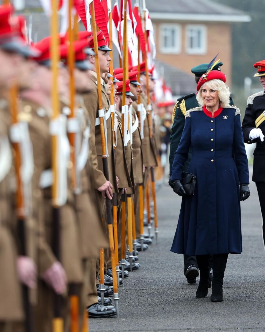 Com um visual de inspiração militar, Camilla inspecciona as tropas