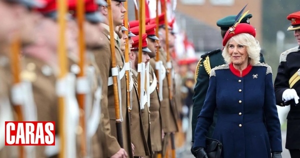 Com um visual de inspiração militar, Camilla inspeciona as tropas