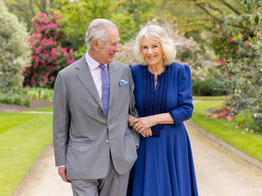 Palácio de Buckingham anuncia regresso do rei ao trabalho com uma romântica foto de Carlos III e Camilla