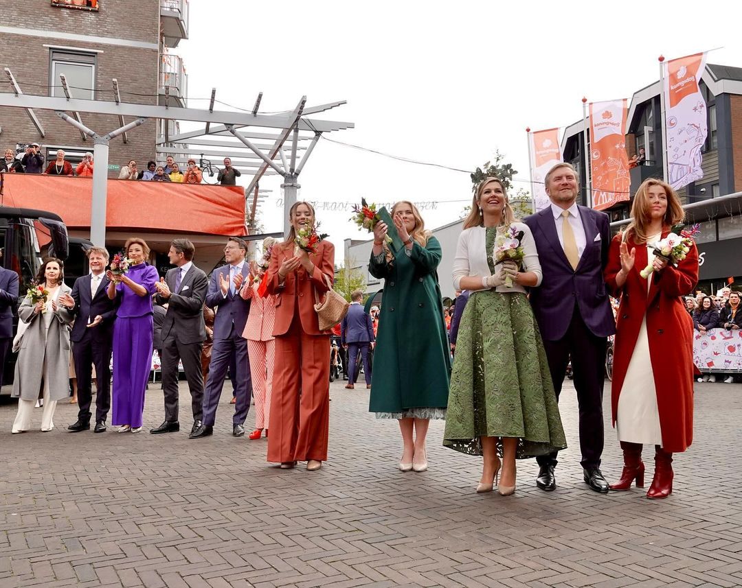 Máxima e Guilherme dos Países Baixos celebram o "Dia do Rei" com as filhas e junto do povo