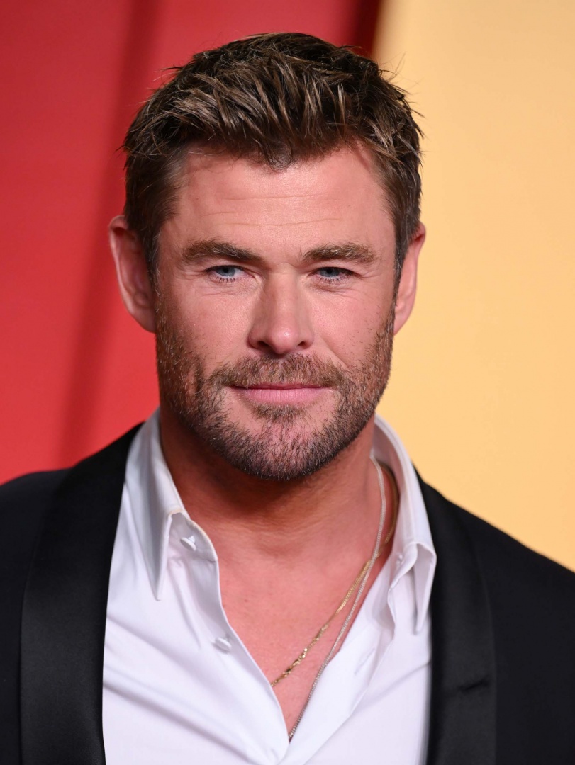 Chris Hemsworth elogia beleza de Brad Pitt e revela que nome do filho foi uma homenagem ao ator