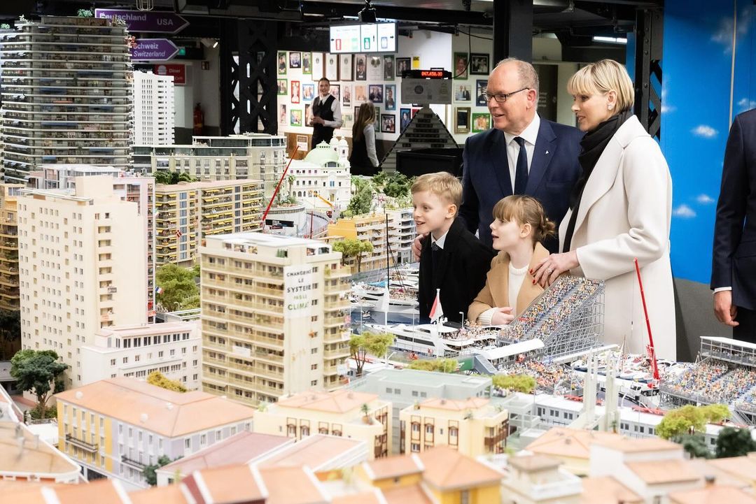 Príncipes Gabriella e Jacques encantados numa visita ao "Mundo Miniatura", em Hamburgo