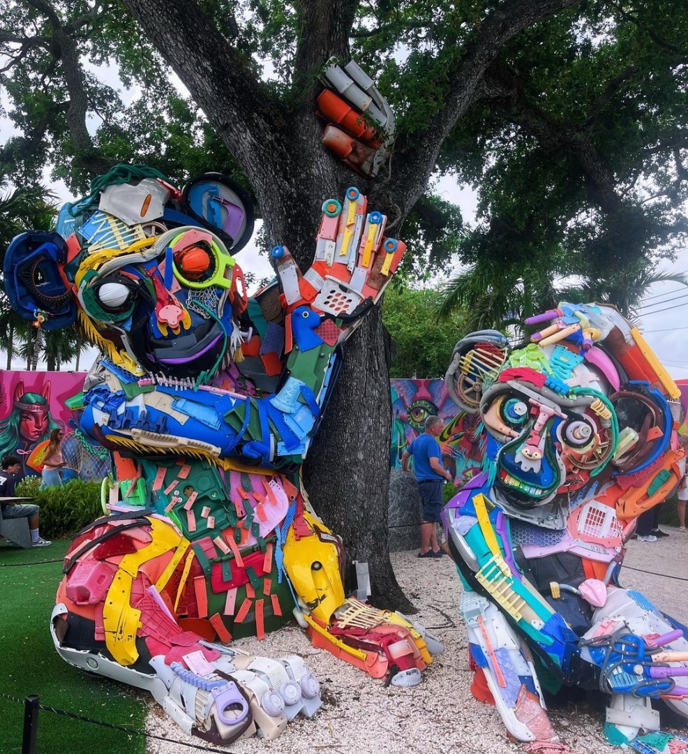 Acompanhada pelo filho, princesa Madalena visita obra de Bordalo II em Miami