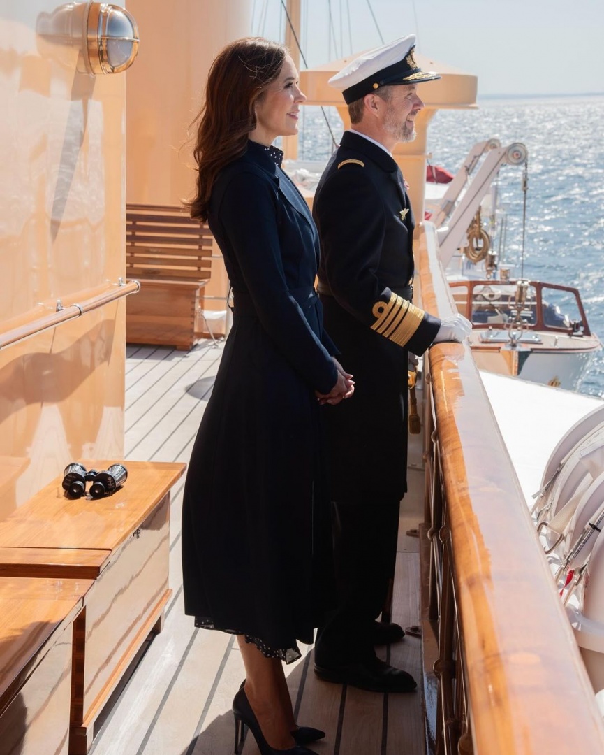 A primeira viagem internacional de Mary e Frederico X da Dinamarca a bordo do navio real Dannebrog