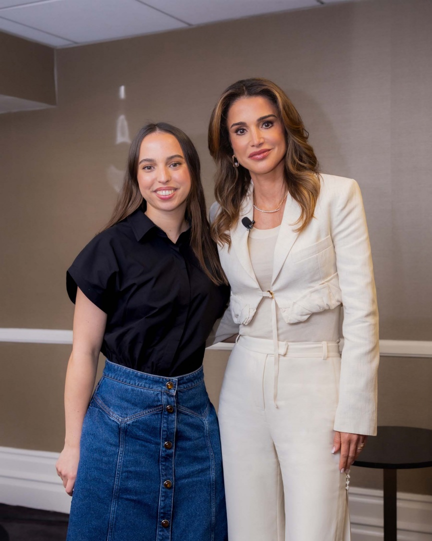 O visual tendência de Rania no reencontro com a filha, Salma, em Los Angeles