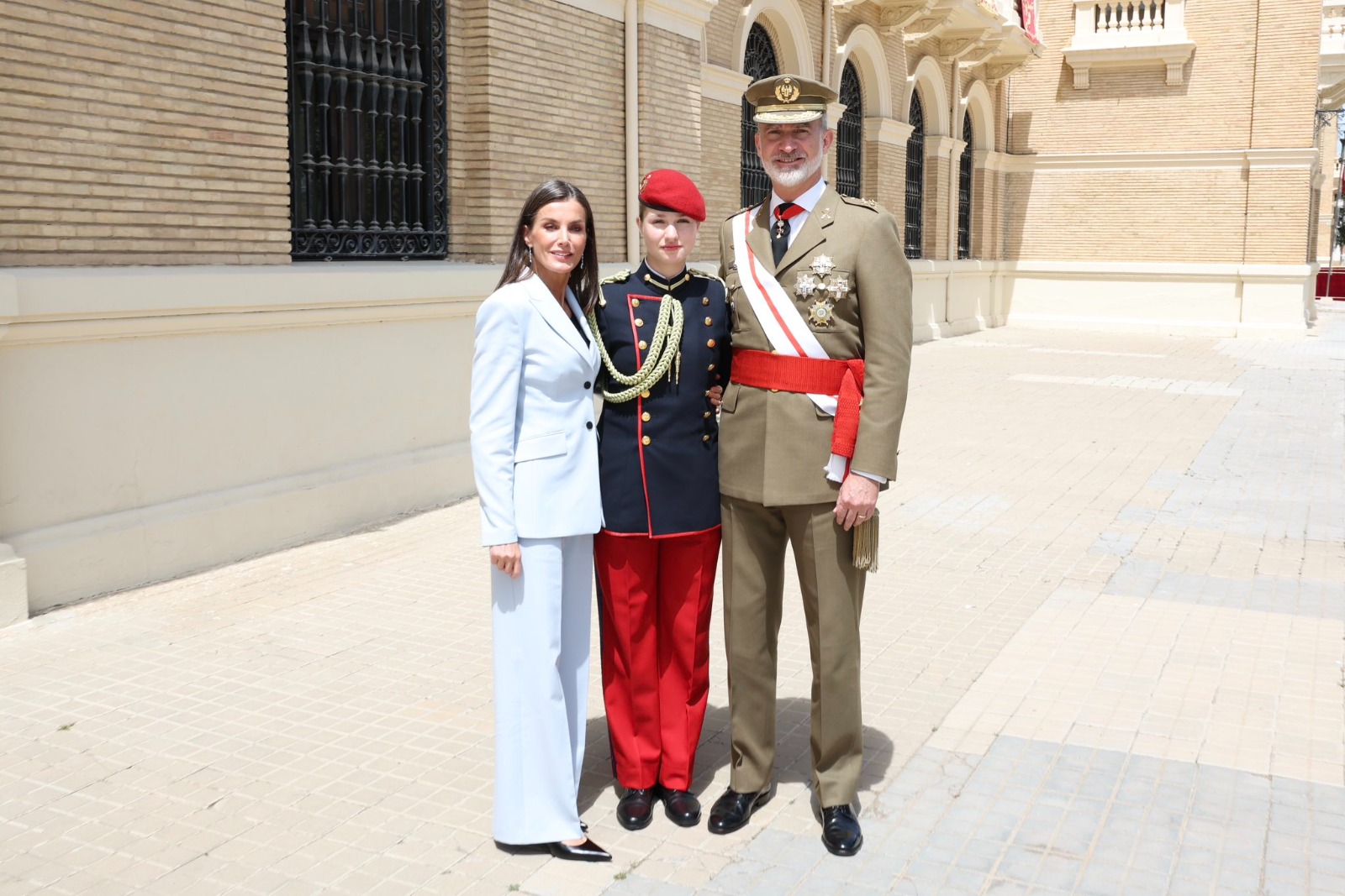 O reencontro dos reis de Espanha com a princesa Leonor no 40.º aniversário do juramento de bandeira de Felipe VI